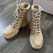 Guess Women’s Hearly Lug Sole Hiker Boot Floor Model Check Pictures Size 6M B4HP