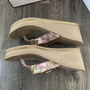 Guess Women’s Sarraly Floral Logo Wedge Sandal Brown Size 10M Floor Model B4HP