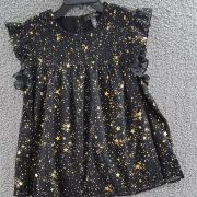 AQUA Women’s Metallic Star Smocked Flutter Sleeve Top Black Gold B4HP